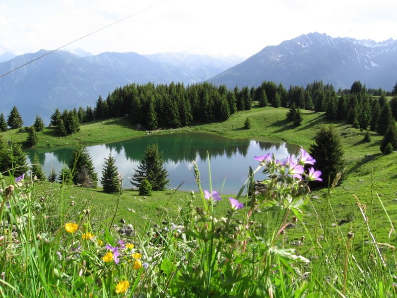 le magnifique lac de la grande léchère accessible depuis st françois en voiture ou en vélo par des parcours fléchés ( 1 heure en vélo et 1/2 heure en voiture )
