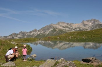 Après une petite montée avec le télésiège de la lune bleu on est à 30mn à pied du lac bleu, magnifique petit lac de montagne