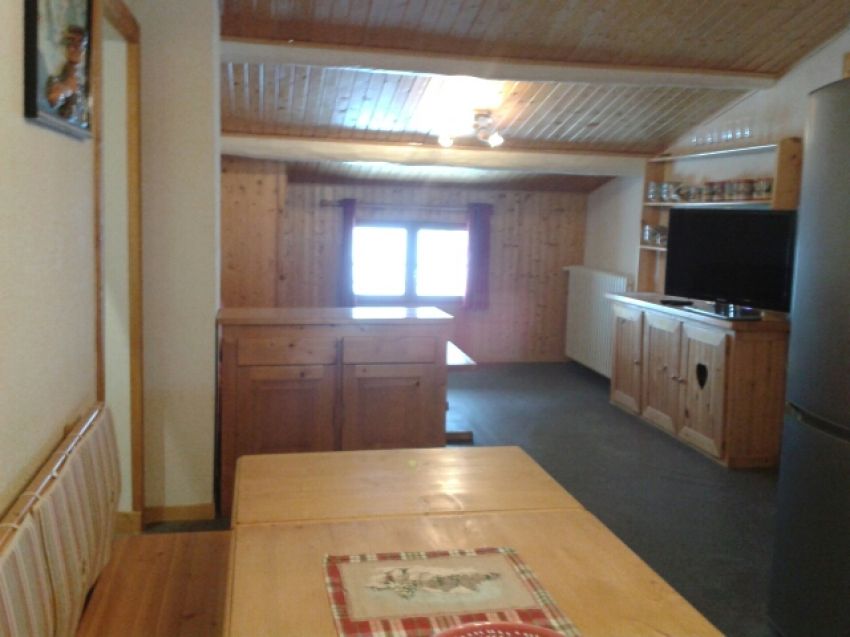 SALON, CLIC CLAC GRANDE TELE ECRAN PLAT BUFFET ET TABLE BASSE VUE SUR LES PISTES