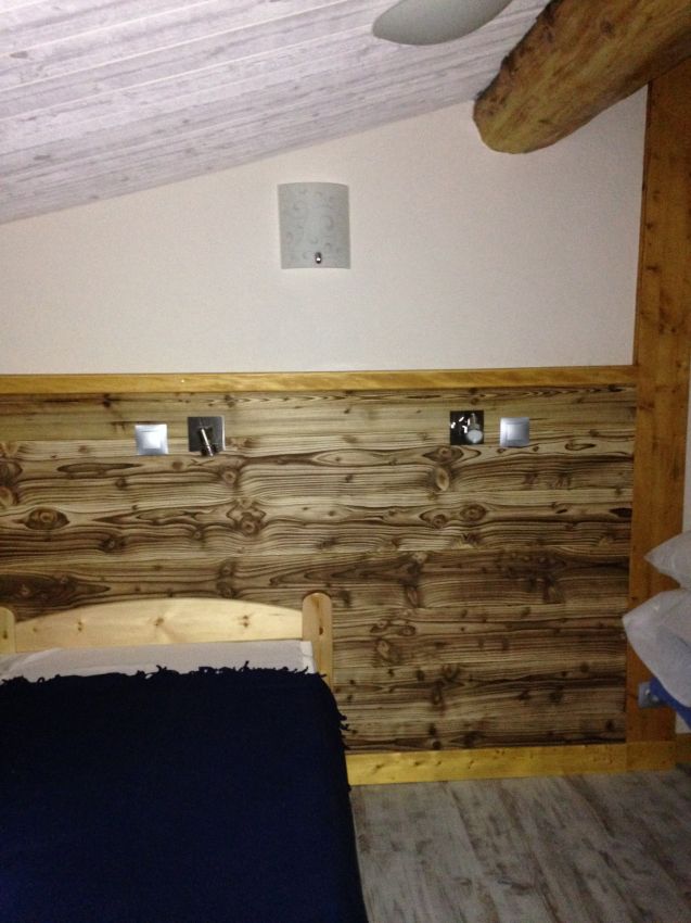 EN HAUT : Petite chambre fermée avec lit gigogne (lit tiroir qui se met à hauteur quand on le tire ) petite fenêtre télévision