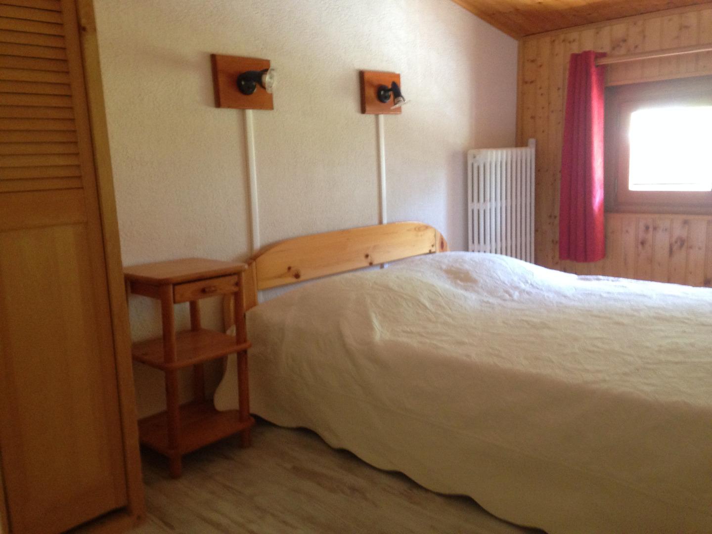CHAMBRE N°3 1 LIT DOUBLE , PETIT LAVABO, PENDERIE VUE SUR LES PISTES
