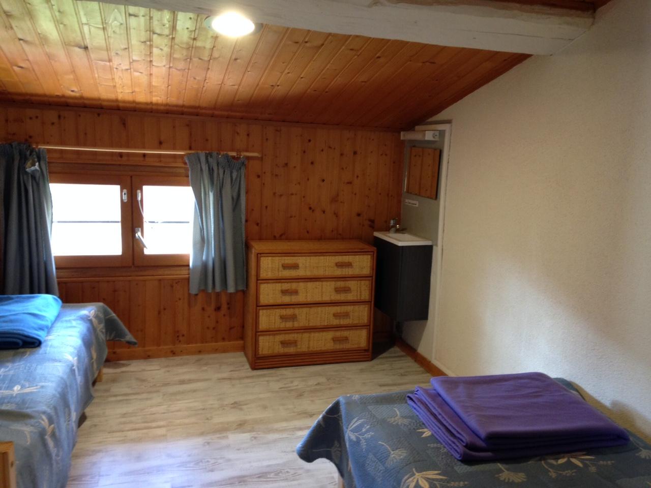 EN HAUT : Chambre avec 2 lits de 0.90cm, commode et petit lavabo belle vue sur le massif de la lauziere