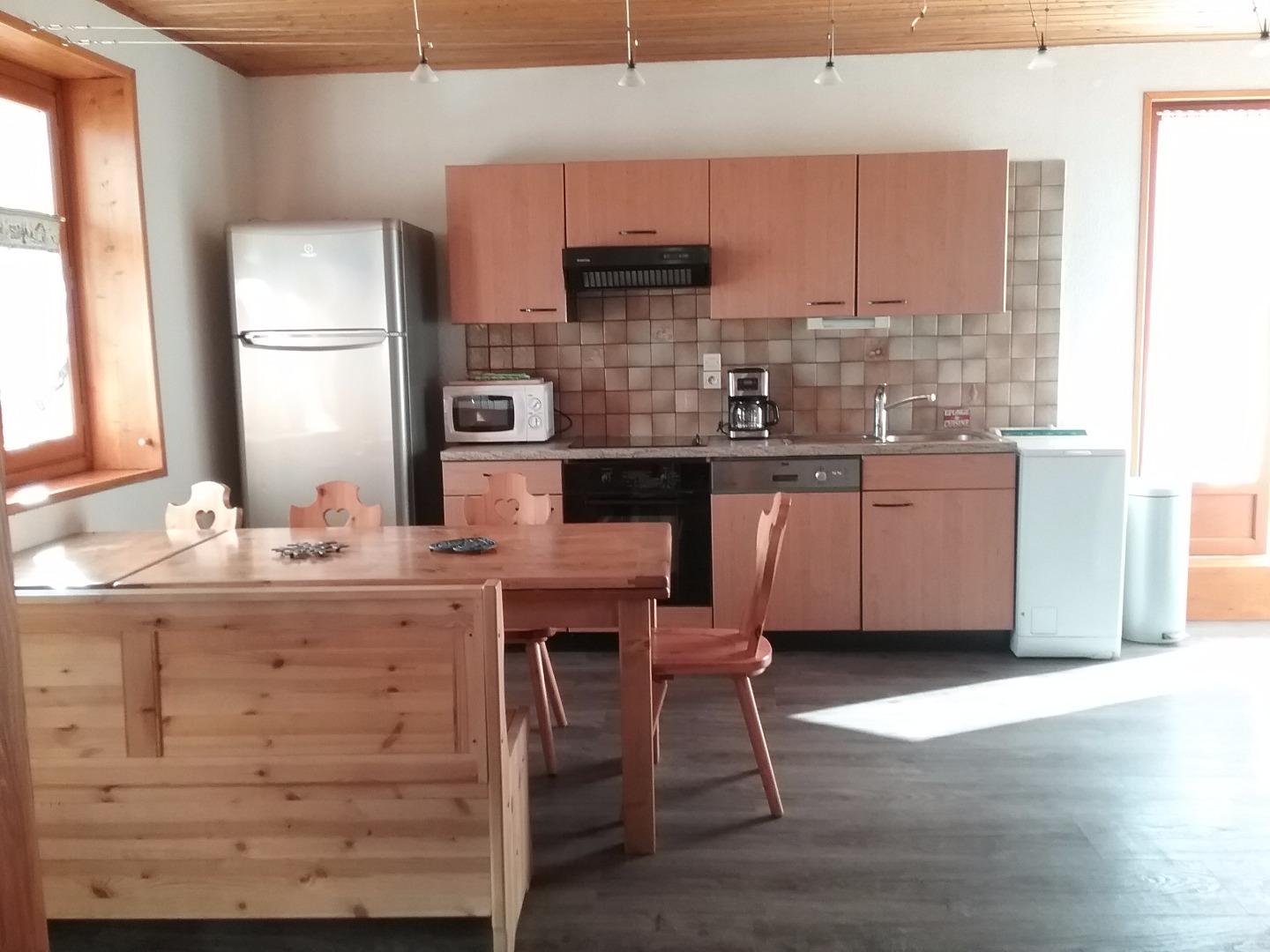 EN BAS : La cuisine très lumineuse est équipée pour 8 voir 10 personnes max. possibilité de rallonges pour la table jusqu'à 10 couverts. très grand frigo congélateur, lave vaisselle, lave linge terrasse accessible l'été