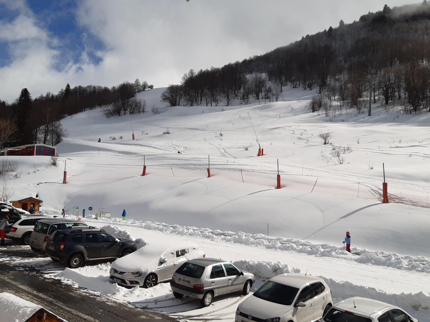 L HIVER VUE DEPUIS L APPARTEMENT (COTE EST ) PISTE POUR LES DEBUTANTS AVEC FIL NEIGE DES FEES ET PISTE POUR LES SKIEURS AVEC LE TELESIEGE DES CLOCHETTES (piste verte)