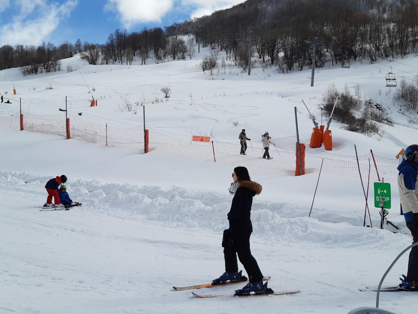 L'HIVER DEVANT LA MAISON LE FIL NEIGE DES FEES POUR LES DEBUTANTS ET LE TELESIEGE DES CLOCHETTES