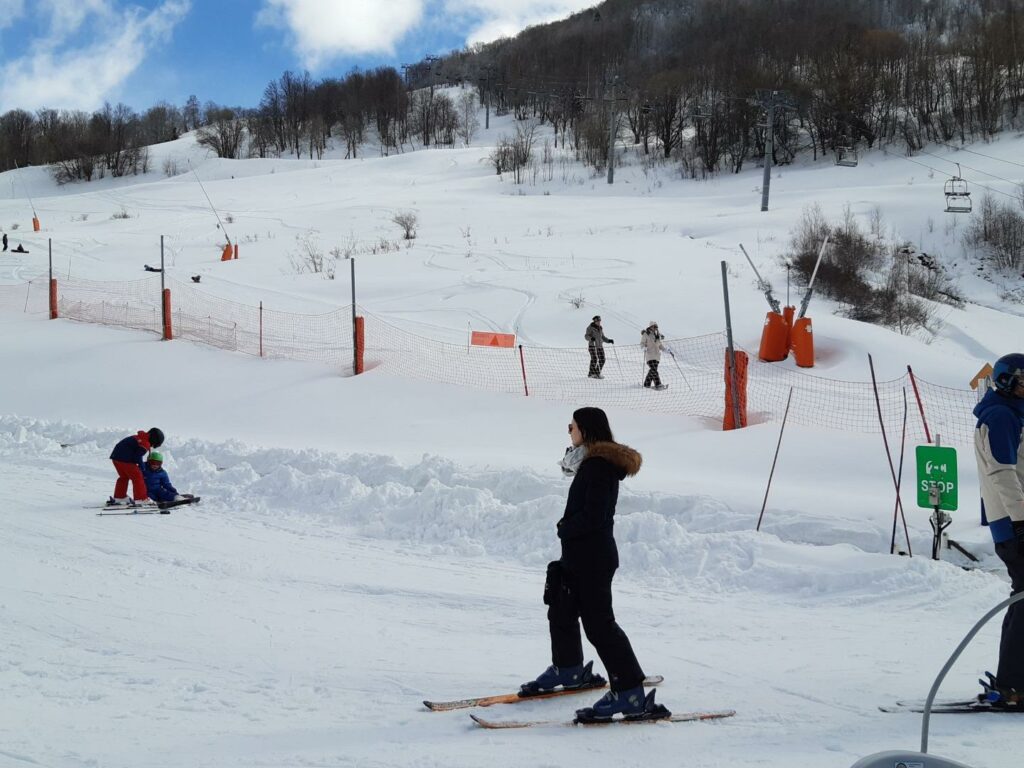 DEVANT LA MAISON PETIT TELESKI POUR LES DEBUTANTS ET TELESIEGE DES CLOCHETTES (PISTE VERTE)