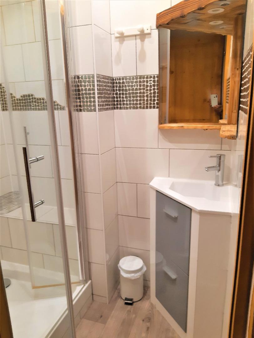 EN HAUT DOUCHE + LAVABO WC SEPARE