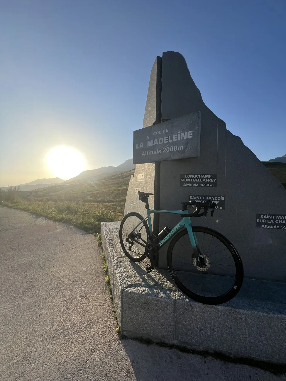 le mythique col de la madeleine en été. la montée peut se faire en voiture, en vélo (route ou électrique) ou à pied..... l'hiver il est fermé à la circulation l'accès se fait à pied ou à skis :)