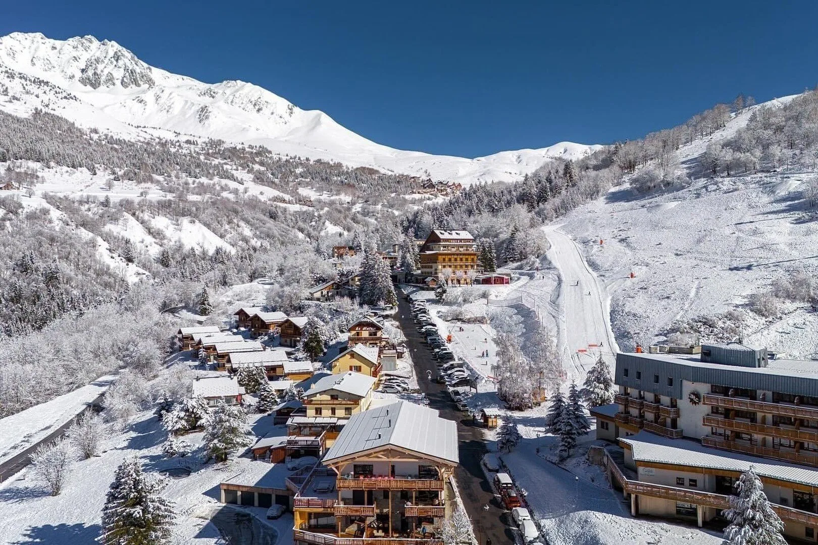 photo prise avant la construction. le chalet se situe sous la petite marre que l'on devine dessous le 2ème batiment en montant sur la gauche.
