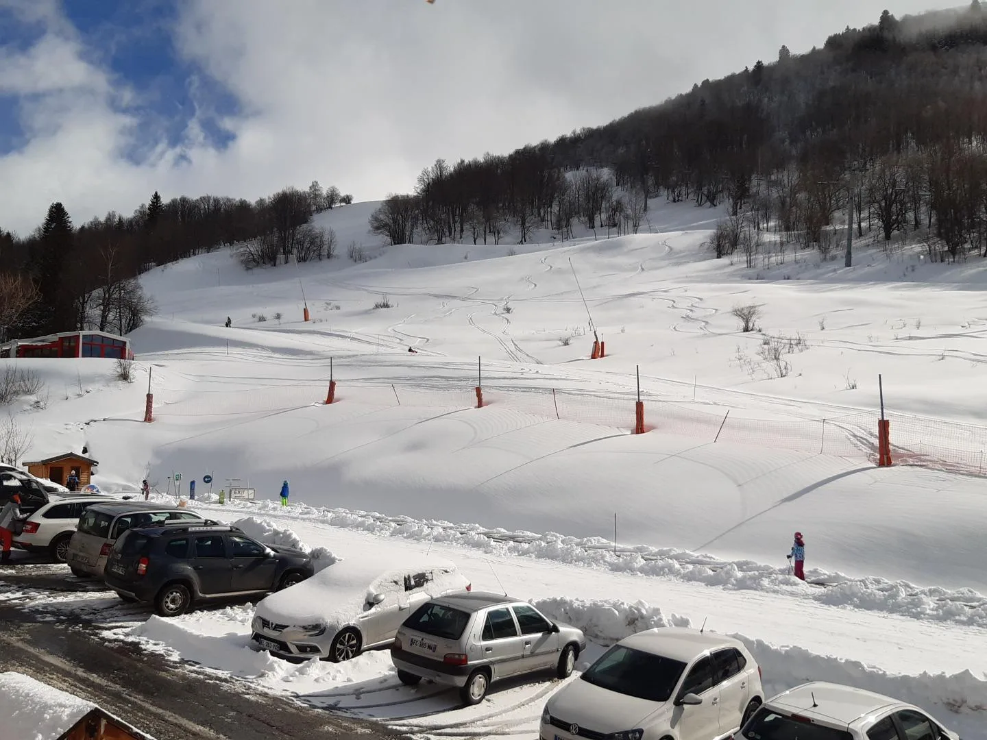 A 50m du chalet le départ des pistes. Petit télésiège des clochettes qui vous emmène au cœur du domaine skiable